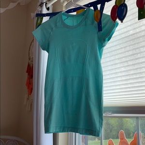 Lululemon tee